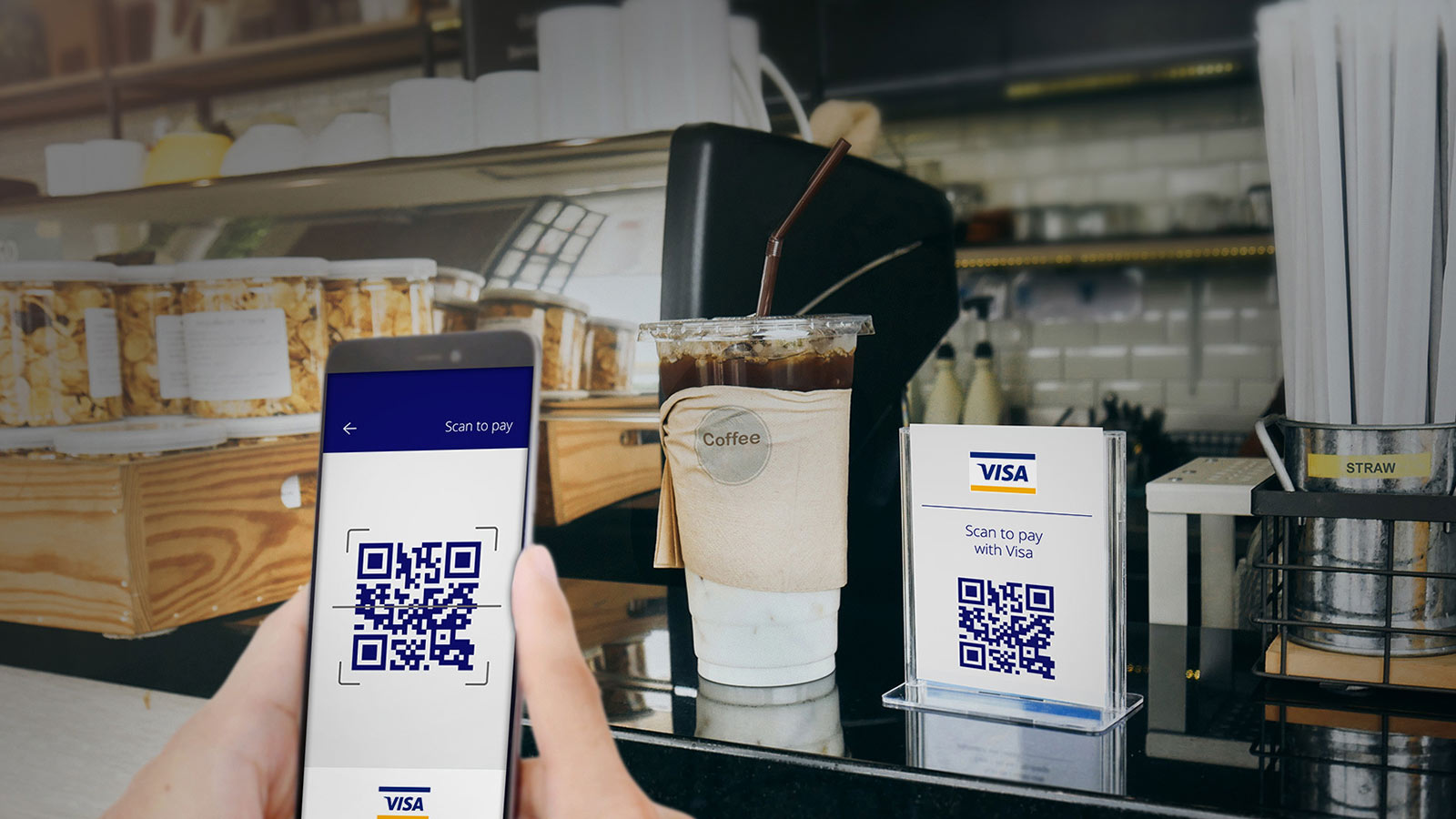 Persona pagando con su celular con código QR