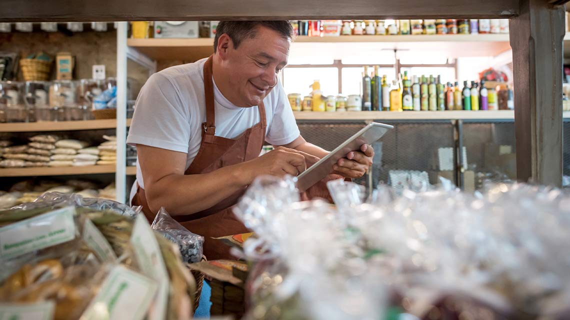 Hombre organizando su comercio