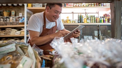 Hombre organizando su comercio