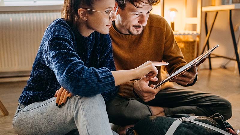Pareja mirando una tablet