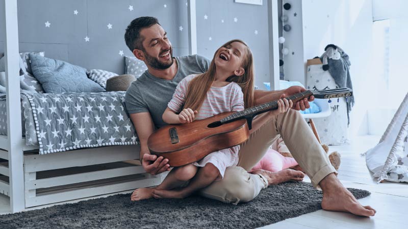 seguridad-800x450 Padre e hija disfrutando de un momento en casa